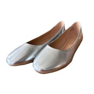 Journee Collection Womens Comfort Kavn Ballet Flat Size 7.5 Wide Silver NEW